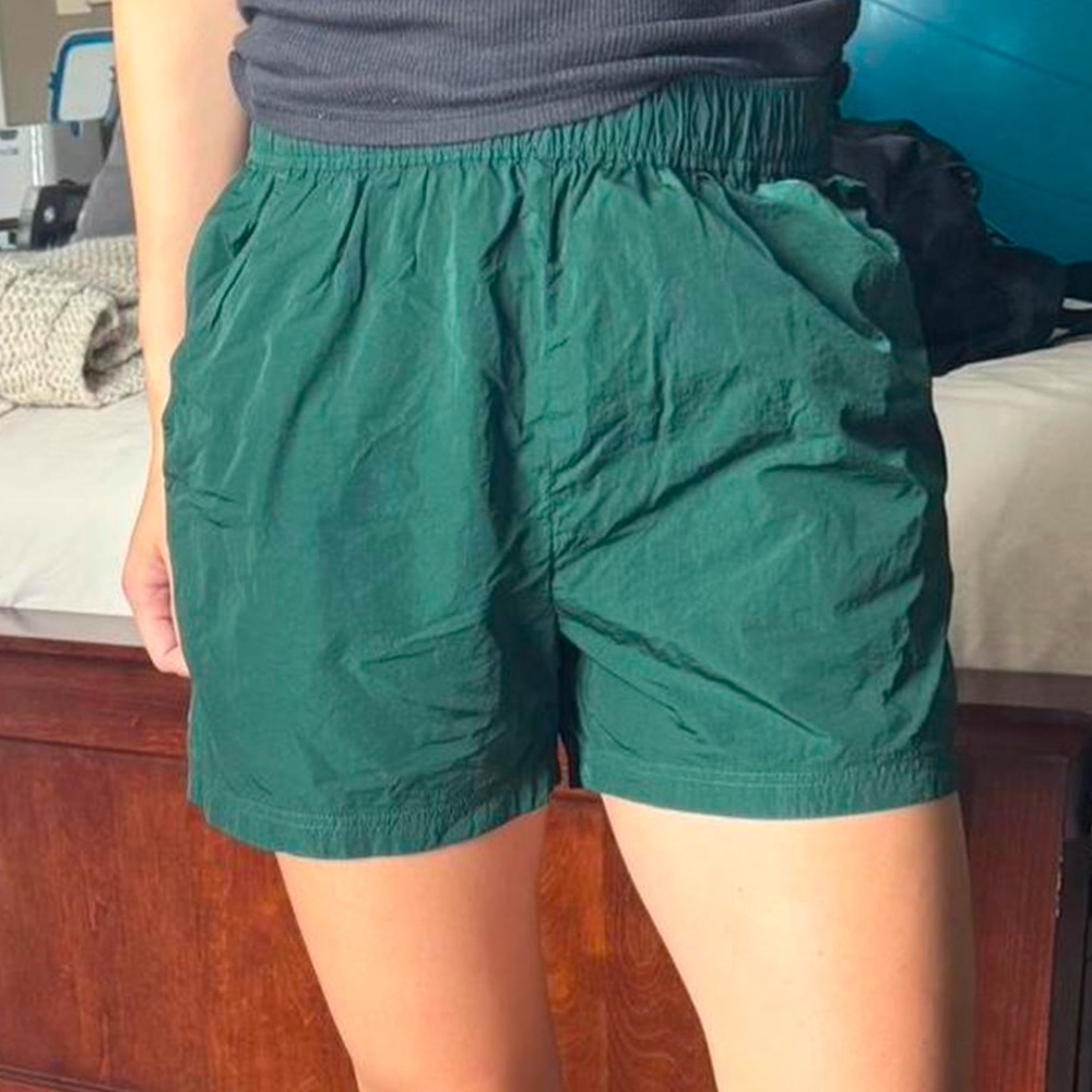 Aritzia TNA Athletic Shorts Gym Athleisure Work out Green Size Small